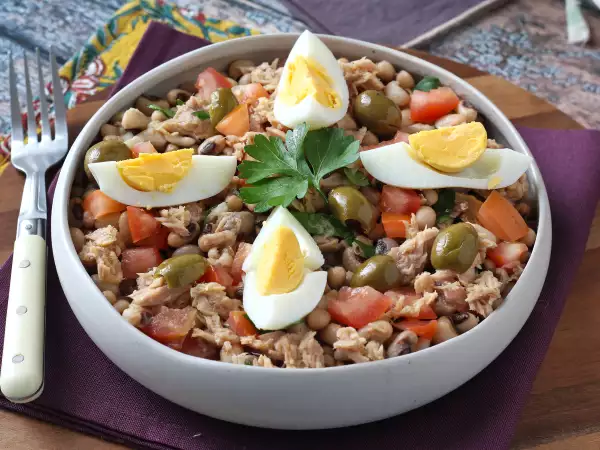 Recept Kukuřičný salát s tuňákem, vejci a olivami: portugalská klasika!