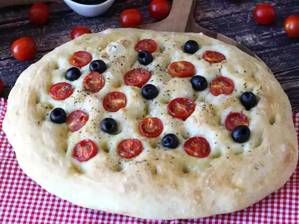 Recept Vysoká a nadýchaná focaccia s cherry rajčátky, olivami a oreganem