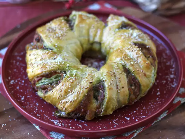 Recept Listová koruna s pestem, mozzarellou a sušenými rajčaty
