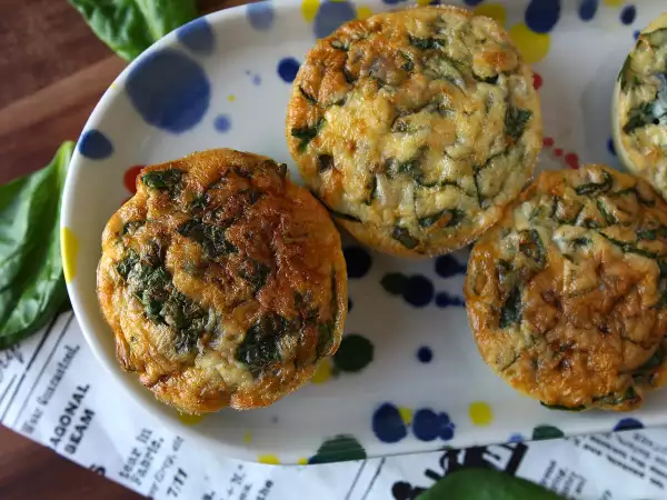 Recept Vaječné jednohubky s tvarohem v horkovzdušné fritéze: snadné a proteinové vaječné jednohubky