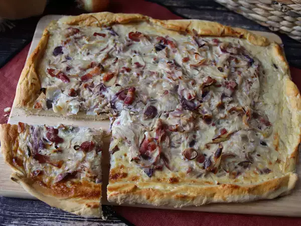 Recept Zwiebelkuchen: německý koláč s jemnou cibulí a slaninou