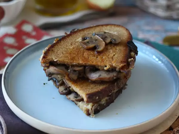 Recept Grilovaný sendvič s houbami a strouhaným sýrem