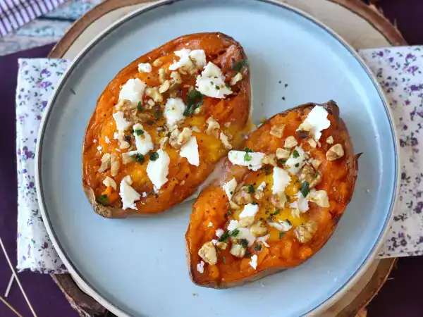 Recept Pečený batát s vejcem, fetou, medem a ořechy