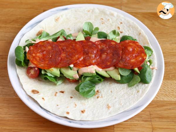 Sendvičový wrap s chorizem, avokádem a rajčaty - Příprava krok 3
