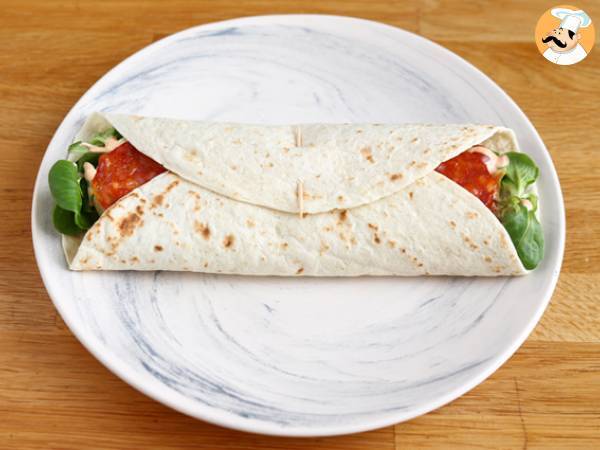 Sendvičový wrap s chorizem, avokádem a rajčaty - Příprava krok 4