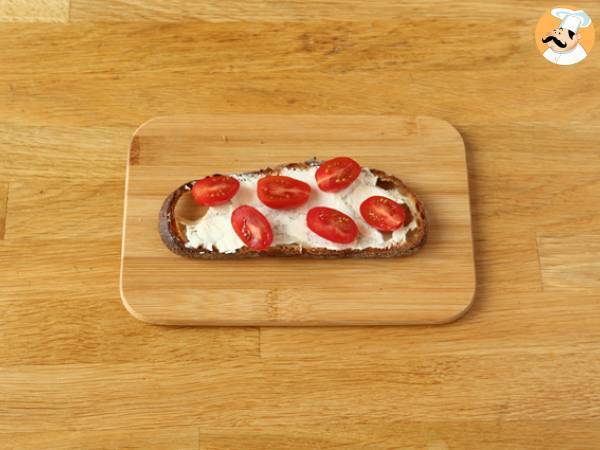Sendviče s čerstvým sýrem, pestem a cherry rajčaty - Příprava krok 2