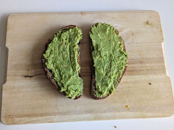 Avokádový toast s mangem a limetkou: svěží, rychlý a chutný recept - Příprava krok 3