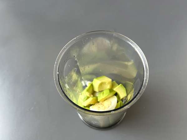 Krémová avokádová majonéza s vejcem natvrdo - bez syrového vejce - Příprava krok 2