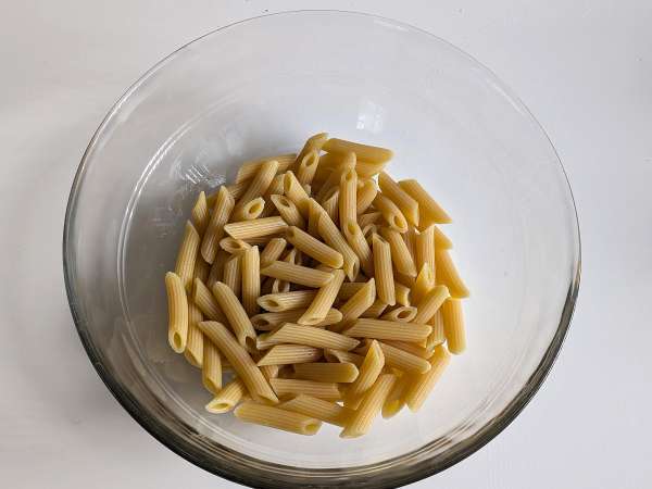 Studené těstoviny s rukolovým pestem, cherry rajčátky a mozzarellou: svěží a rychlý letní recept - Příprava krok 4