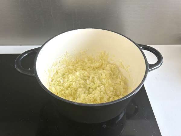 Tradiční marocké pečivo s cihlovým těstem, kuřecím masem a kořením - Příprava krok 2