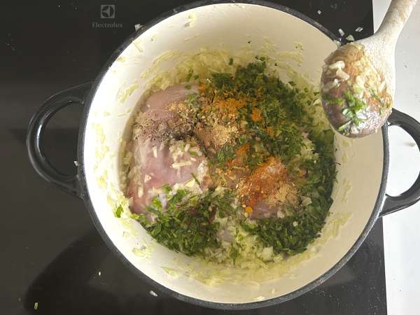 Tradiční marocké pečivo s cihlovým těstem, kuřecím masem a kořením - Příprava krok 3