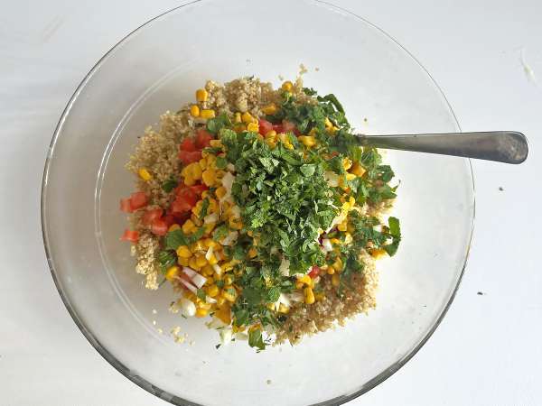 Salát z quinoy s příchutí tabbouleh: Osvěžující a ještě zdravější - Příprava krok 4