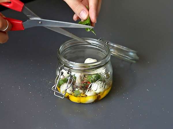 Marinované kuličky mozzarelly jako aperitiv nebo salát! - Příprava krok 2