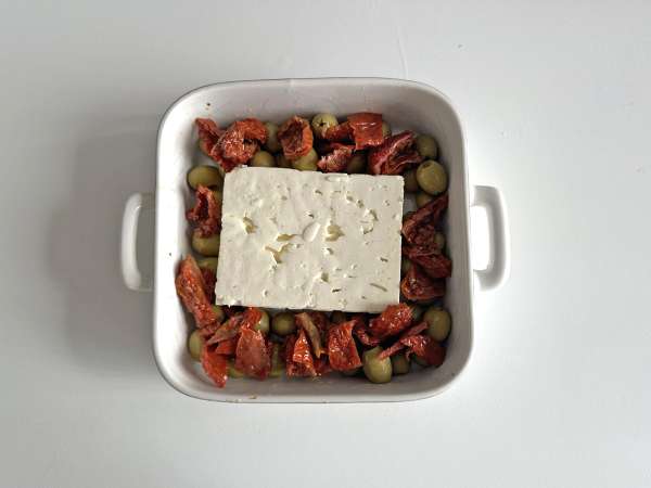 Zapečená feta se sušenými rajčaty a olivami po středomořsku - Příprava krok 2