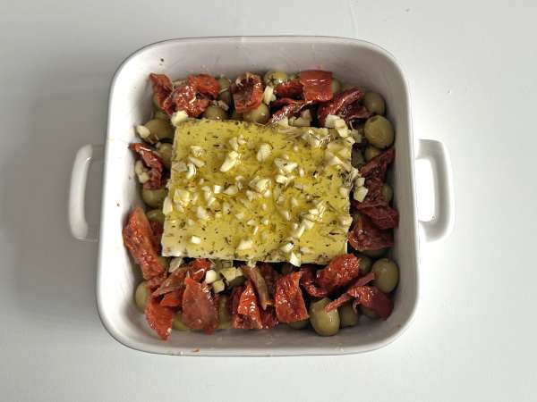 Zapečená feta se sušenými rajčaty a olivami po středomořsku - Příprava krok 3