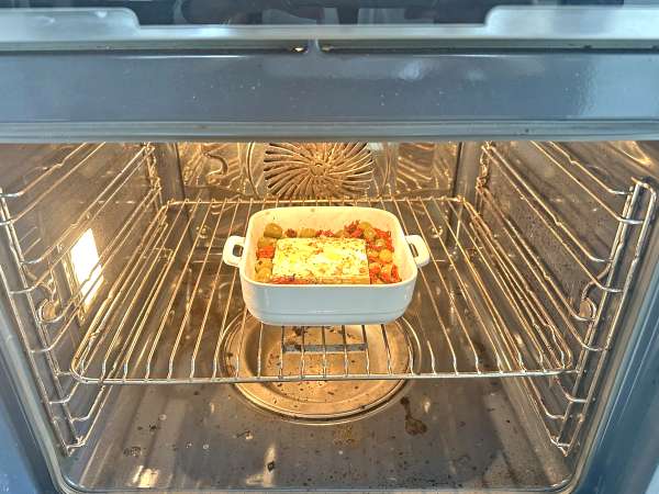 Zapečená feta se sušenými rajčaty a olivami po středomořsku - Příprava krok 4