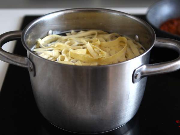Těstoviny s boloňskou omáčkou - tagliatelle al ragù alla bolognese - Příprava krok 7