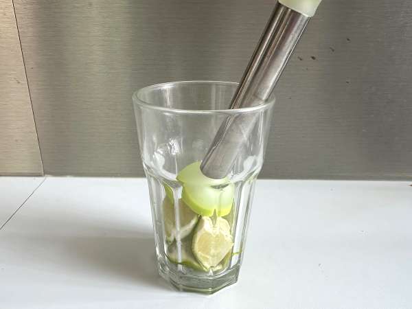 Citronová Caipirinha: brazilský nápoj, který snadno připravíte bez šejkru - Příprava krok 3