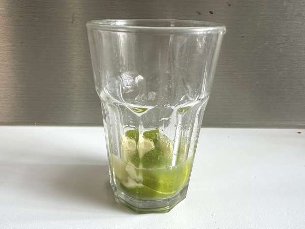 Citronová Caipirinha: brazilský nápoj, který snadno připravíte bez šejkru - Příprava krok 4