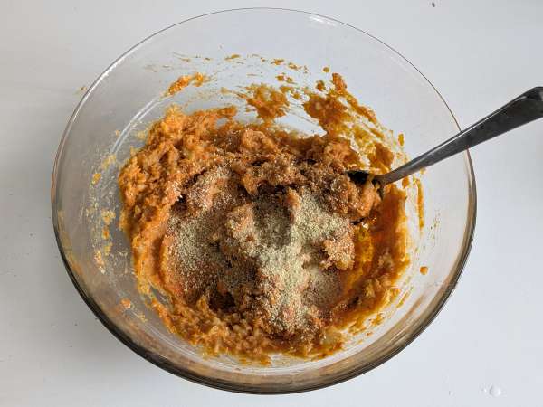 Dýňová sekaná s houbami a sýrem scamorza: chutný a snadný zapečený recept - Příprava krok 6