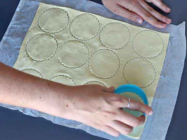 Halloweenské koláče s houbami a česnekem a bylinkovým sýrem - Příprava krok 1