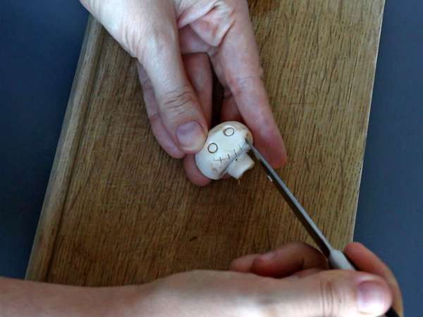 Halloweenské koláče s houbami a česnekem a bylinkovým sýrem - Příprava krok 4