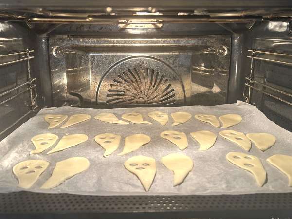 Sušenky s duchy: nejjednodušší a nejzábavnější halloweenský recept pro děti - Příprava krok 4