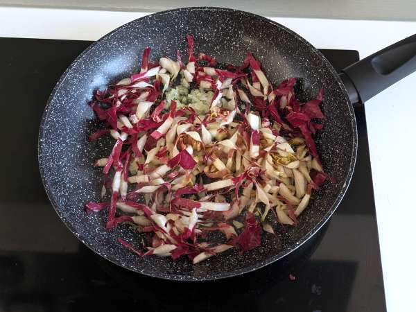 Krémové těstoviny s čekankou, křupavou slaninou a vlašskými ořechy: rychlý a neodolatelný recept - Příprava krok 2