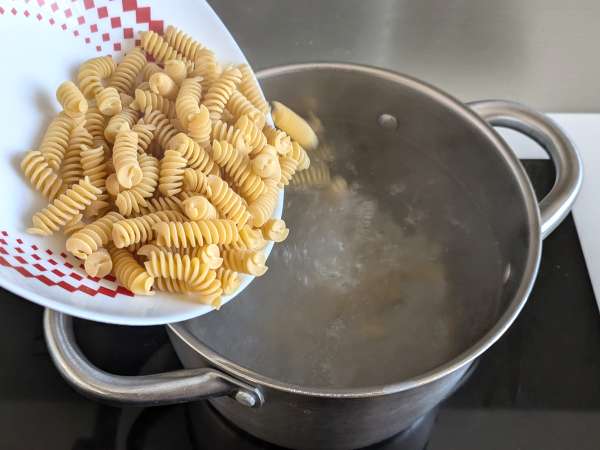 Krémové těstoviny s čekankou, křupavou slaninou a vlašskými ořechy: rychlý a neodolatelný recept - Příprava krok 3