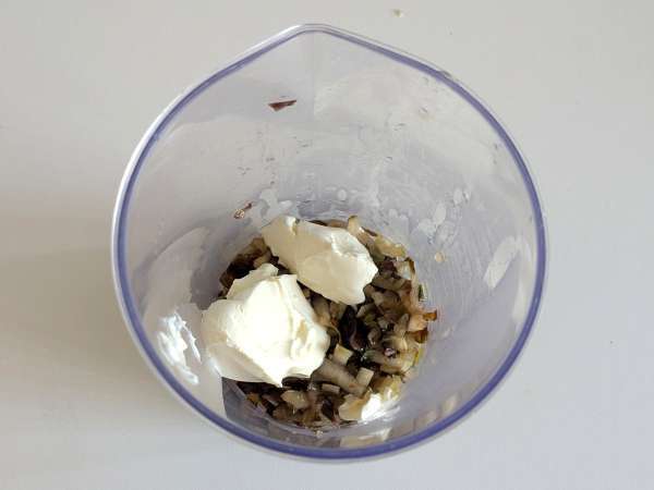 Krémové těstoviny s čekankou, křupavou slaninou a vlašskými ořechy: rychlý a neodolatelný recept - Příprava krok 4