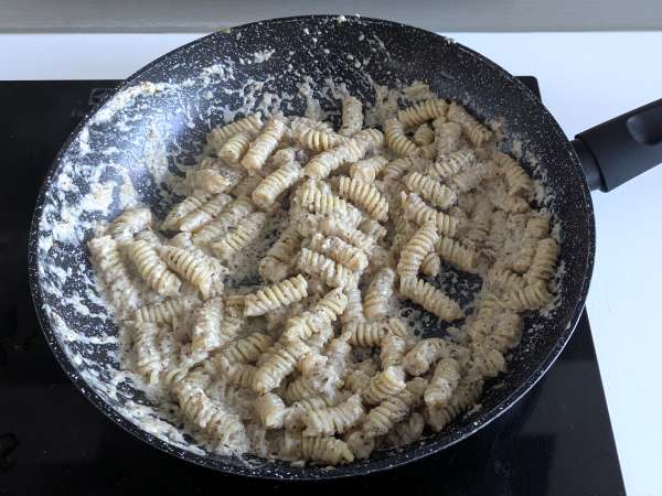 Krémové těstoviny s čekankou, křupavou slaninou a vlašskými ořechy: rychlý a neodolatelný recept - Příprava krok 6