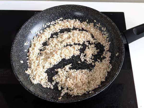 Rizoto s limetkou a růžovým pepřem: elegantní vegetariánský recept pro speciální večeře - Příprava krok 3