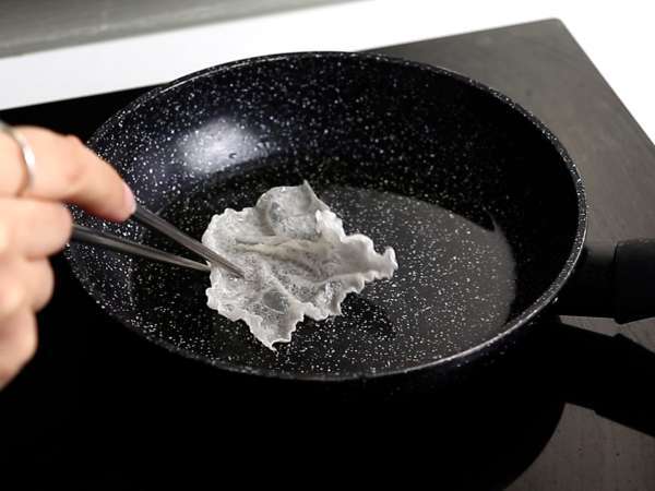 Asijské tacos: lososový tatarák v rýžových lupíncích - Příprava krok 2