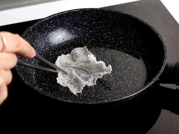 Jak se dělají křupky z rýžového papíru? - Příprava krok 2