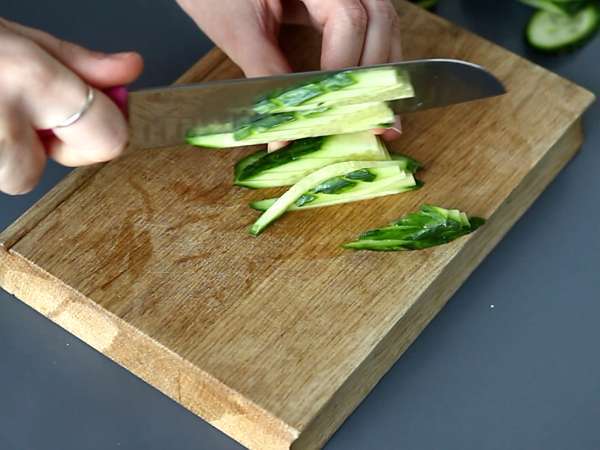 Barevný salát s rýžovými vermicelli a krevetami s pikantní arašídovou omáčkou - Příprava krok 1