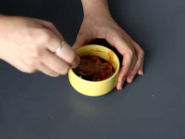 Barevný salát s rýžovými vermicelli a krevetami s pikantní arašídovou omáčkou - Příprava krok 3