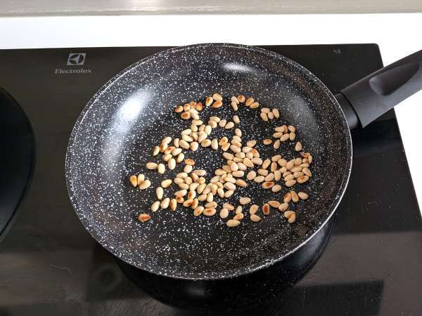 Špagety s cherry rajčátky a piniovými oříšky: krémový a voňavý recept - Příprava krok 5