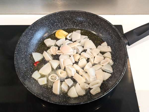 Těstoviny s mraženými chobotnicemi a cherry rajčátky: jednoduchý a chutný recept - Příprava krok 2