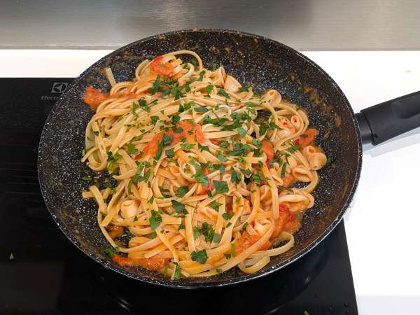 Těstoviny s mraženými chobotnicemi a cherry rajčátky: jednoduchý a chutný recept - Příprava krok 6