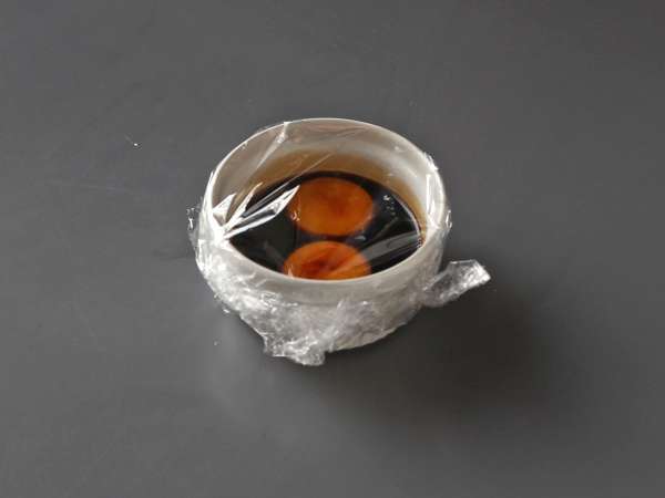 Onigiri se žloutky konzervovanými v sójové omáčce - Příprava krok 1