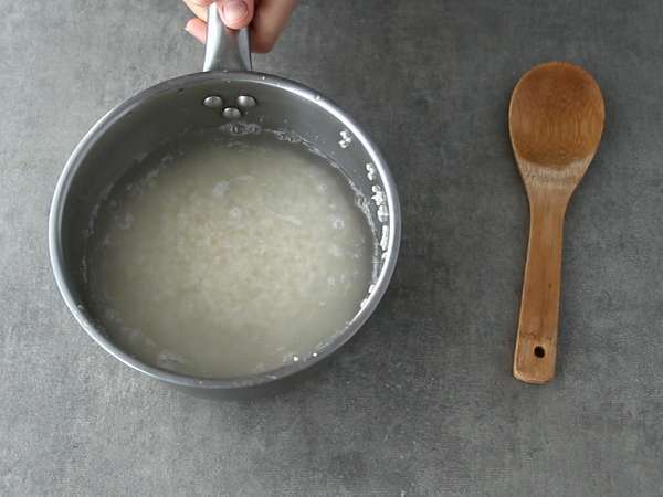 Onigiri se žloutky konzervovanými v sójové omáčce - Příprava krok 2