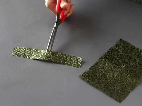 Onigiri se žloutky konzervovanými v sójové omáčce - Příprava krok 4