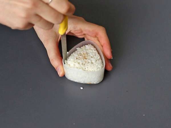 Onigiri se žloutky konzervovanými v sójové omáčce - Příprava krok 7
