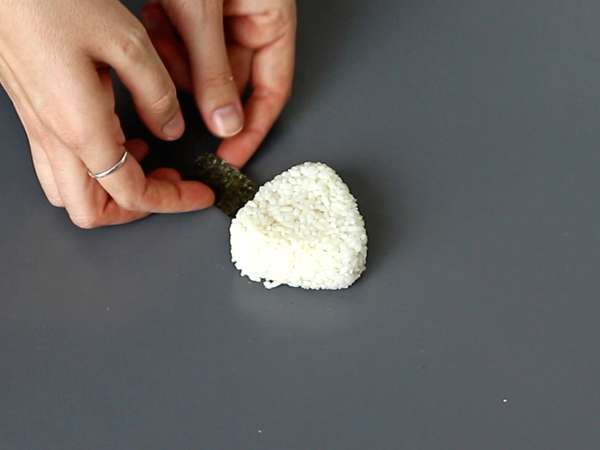 Onigiri se žloutky konzervovanými v sójové omáčce - Příprava krok 9