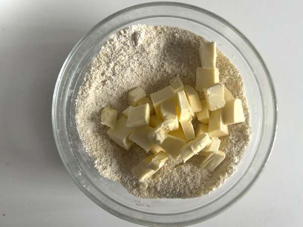 Borůvkový mandlový crumble: zlatavý na povrchu, šťavnatý uvnitř - Příprava krok 2