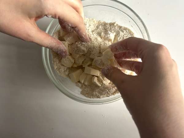 Borůvkový mandlový crumble: zlatavý na povrchu, šťavnatý uvnitř - Příprava krok 3