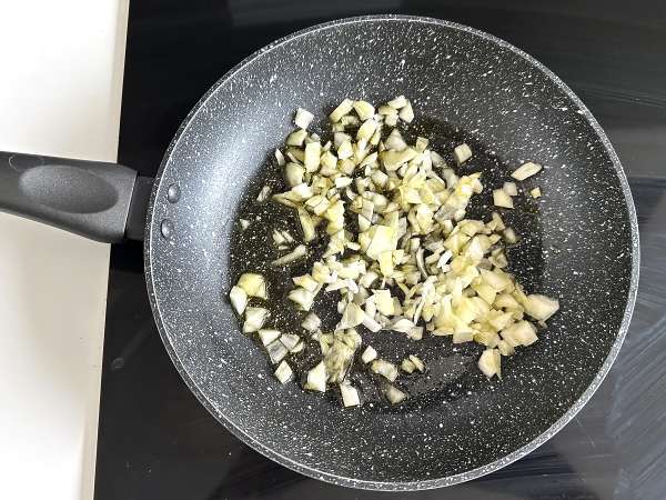 Sardinkový dort: jednoduchý, vlhký a chutný recept - Příprava krok 1