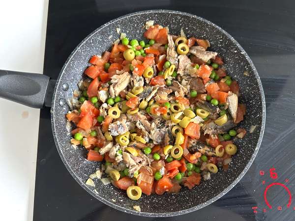 Sardinkový dort: jednoduchý, vlhký a chutný recept - Příprava krok 3