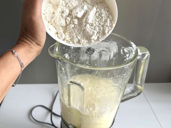 Pikantní těsto na koláč v mixéru: rychlé, snadné a mimořádně vlhké - Příprava krok 4