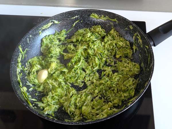 Conchiglioni plněné ricottou, cuketou a citronem: krémové a au gratin v troubě - Příprava krok 2